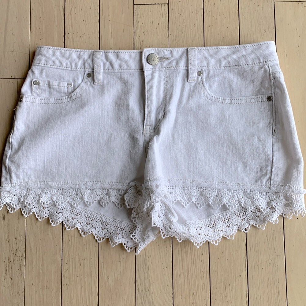 NWOT LAUREN CONRAD WHITW DENIM SHORTS W/LACE TRIM BOTTOMS
